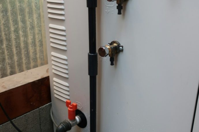 <p>海津市平田のお客様宅で給湯器取替工事です</p>
<p>古い配管や接続金具も新品に取替をしますので</p>
<p>後日、漏水はしません</p>
