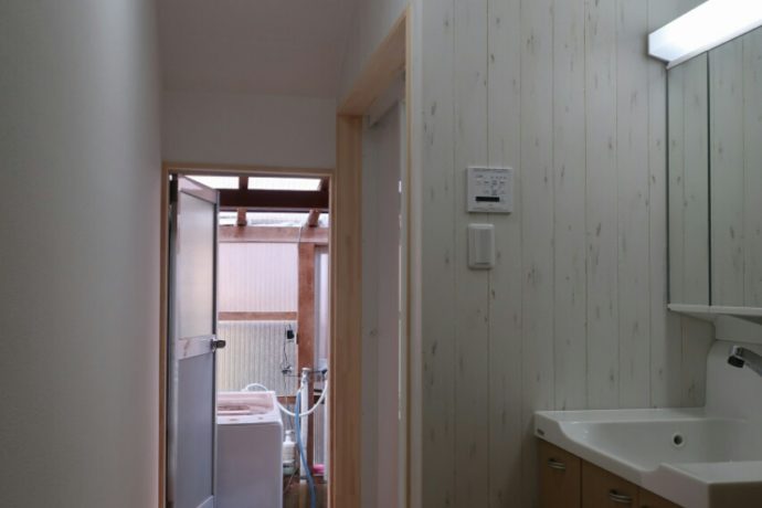 <p>海津市平田のお客様宅で脱衣場・洗面・お風呂が完成</p>
<p>来客もびっくり施工です</p>
