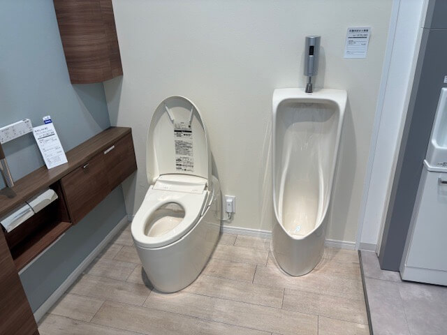 【岐阜市でトイレリフォーム】男子や子供が床にオシッコをこぼすのをリフォームで防ぎます
